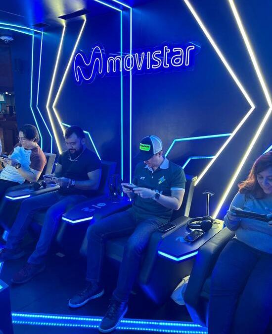 Clientes gaming disfrutando "Zonas Mobile Movistar"