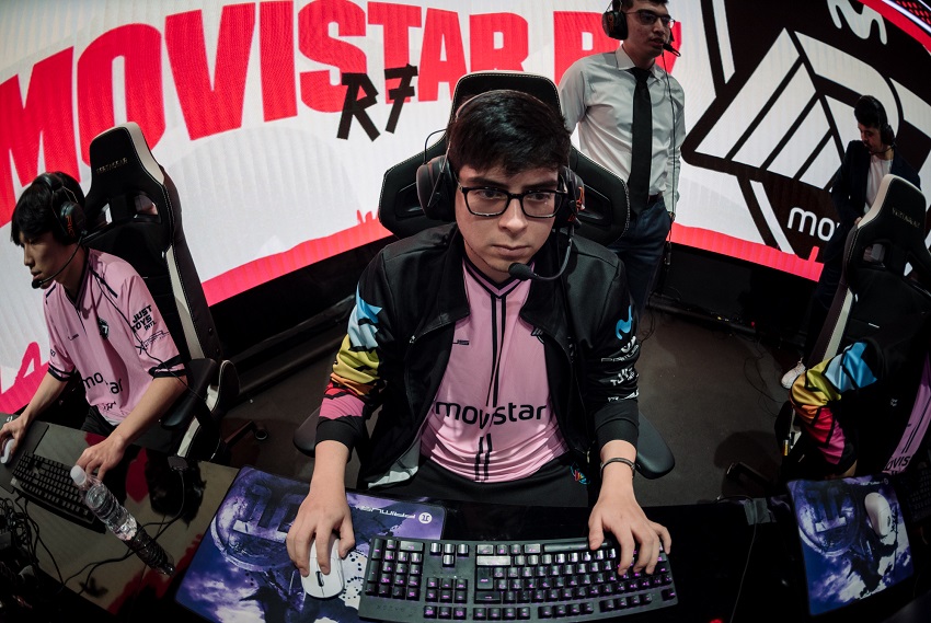 Integrante de equipo gamer Movistar R7 en pleno juego